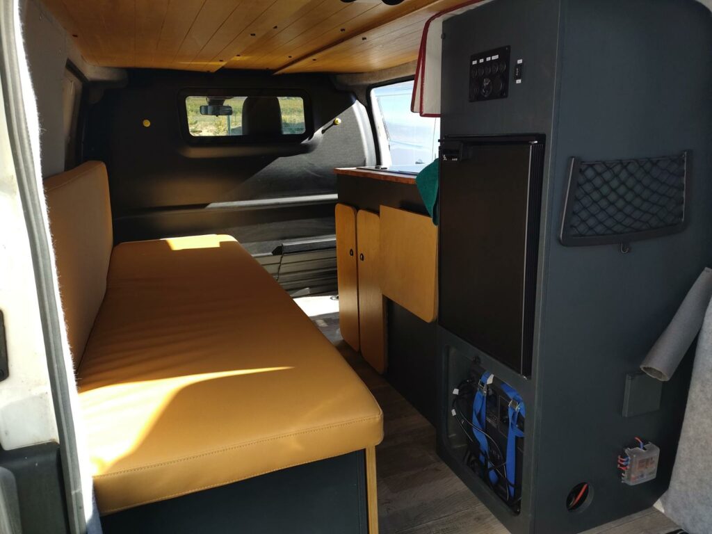 exemple d'aménagement intérieur d'un van bois et noir